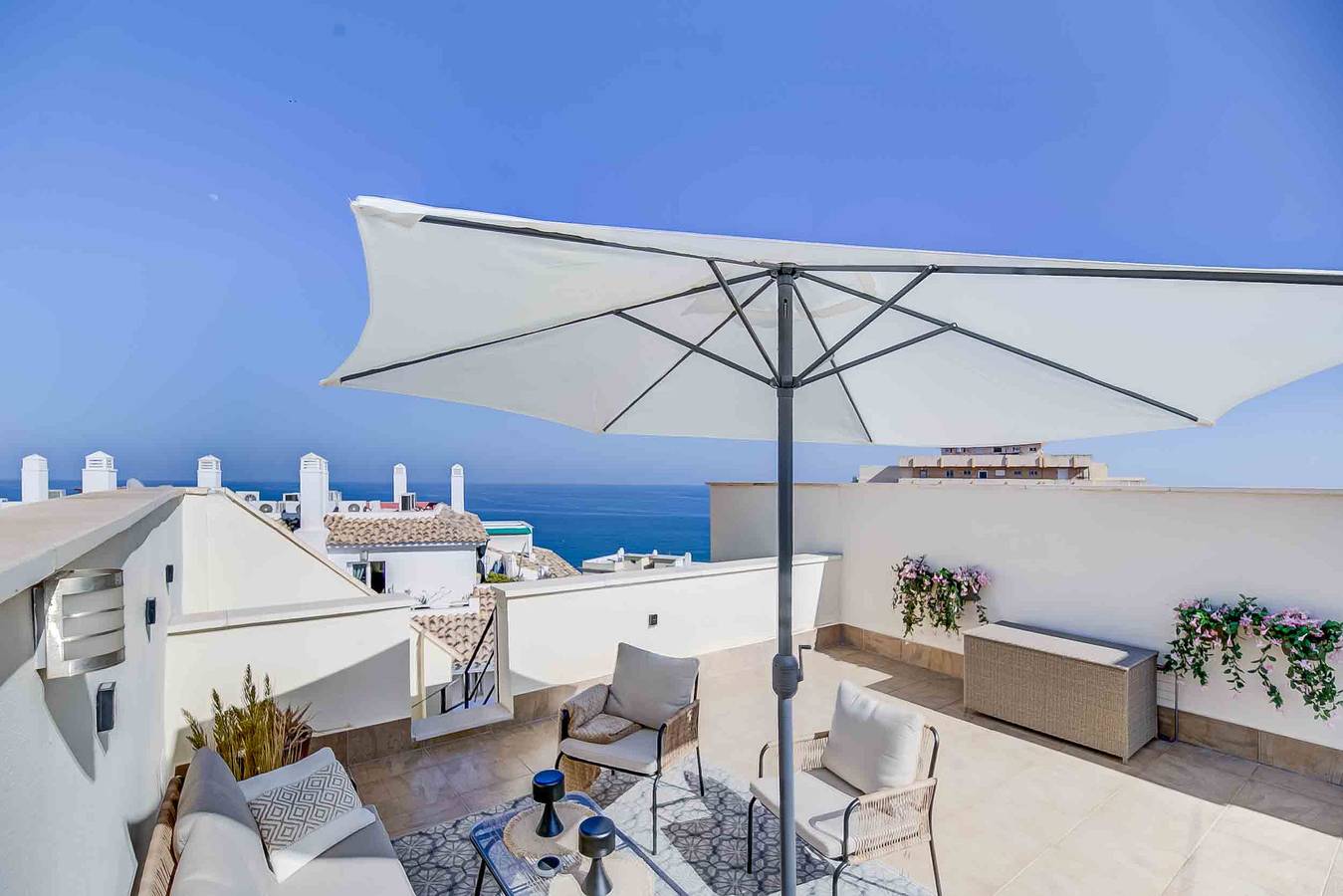 Apartamento entero, Apartamento 'Rooftop Oasis' con vistas al mar, Wi-Fi y aire acondicionado in Playa de Torreblanca, Fuengirola