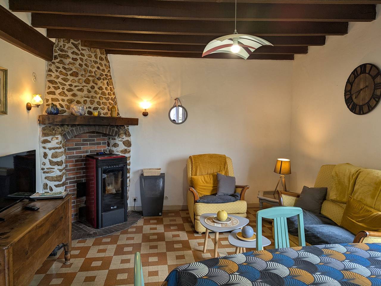 Gîte indépendant avec terrasse et accès direct au lac in Dampierre-en-Burly, Vallée de la Loire