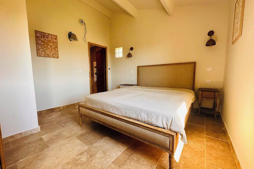 Entire apartment, 2 bedrooms, 2 bathrooms with terrace - near Lourmarin - Apartment 4 in Vaugines, Parc naturel régional du Luberon