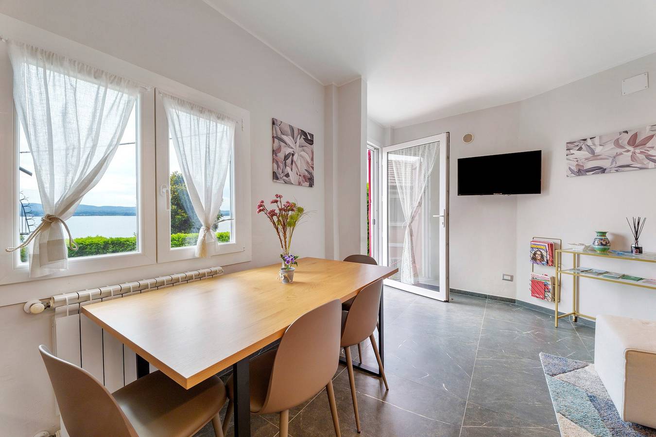 Geheel appartement, Guest House 'Sunset On The Lake' met uitzicht op het meer, privéterras en Wi-Fi in Belgirate, Gemeente Belgirate