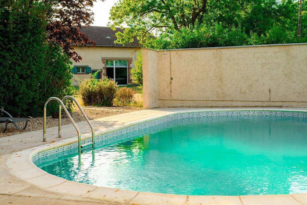 Gite de groupe tout confort ( piscine , spa, sauna, cuisine d'été ) et isolé in Gussainville, Verdun