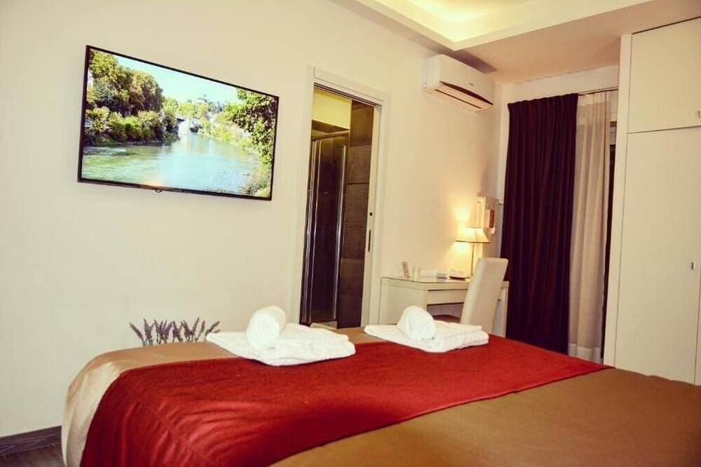 Romantic Dreams Guest House: Double/Double Room with Single Beds in Rom, Rom Provinz