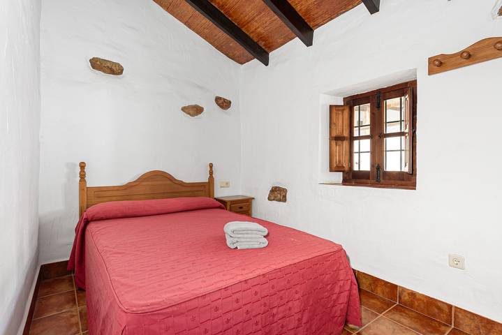 Country House 'El Pajar' with Lake View, Shared Pool and Wi-Fi in Campanillas, Almogía