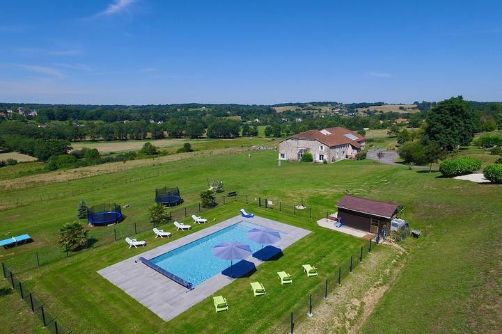Gîte pour 5 personnes, avec jardin ainsi que piscine et terrasse