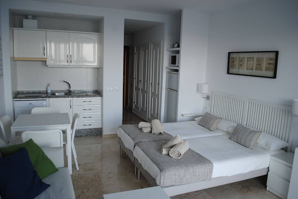Entire apartment, Renovated studio on the beachfront, wifi, satellite Tv and air conditioning in La Carihuela, Torremolinos