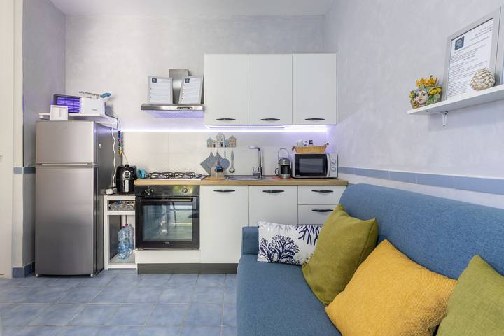 Appartamento intero, Appartamento 'D R Holiday Home' con giardino a due passi dal mare in Santa Maria del Focallo, Ispica
