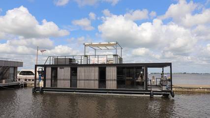 Boot für 4 Personen, mit Terrasse und Sauna sowie Seeblick in Friesland