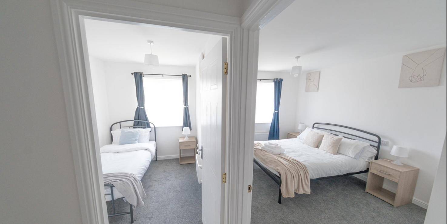 Sleeps 5 - Private Garden- Free Parking in Corby, Northamptonshire