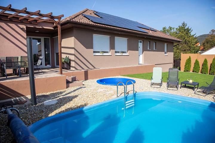 Location de vacances pour 6 personnes, avec sauna et jacuzzi ainsi que piscine et jardin dans Pilisvorosvar