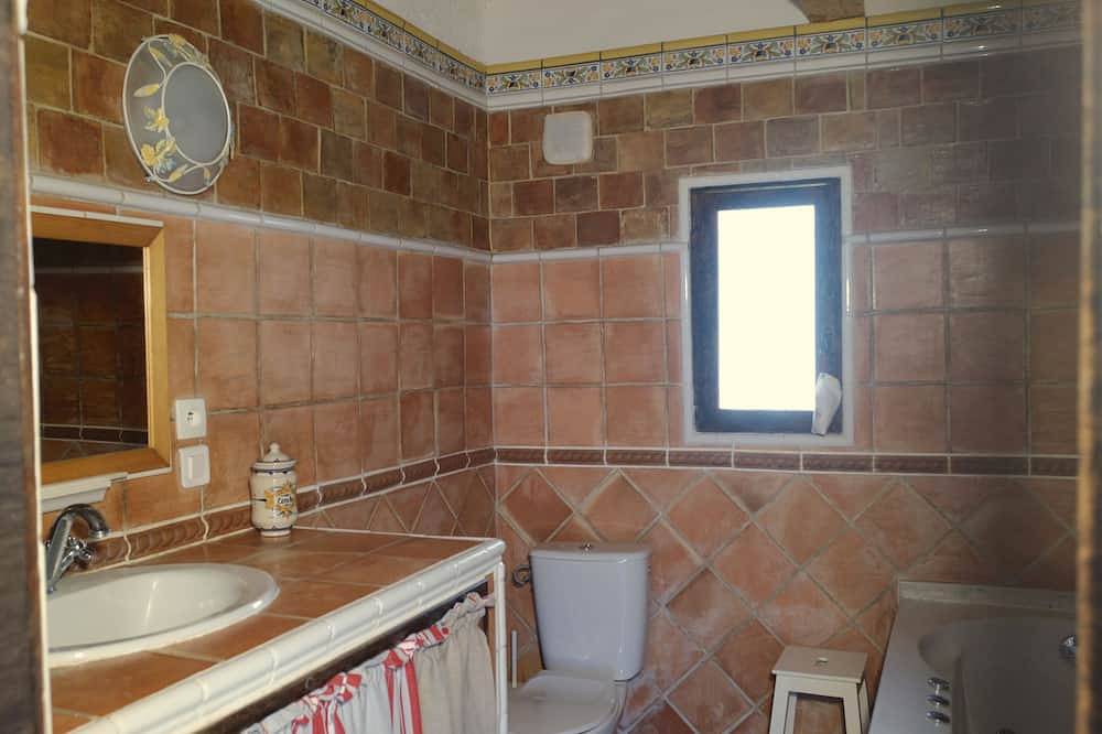 Schönes Ferienhaus im Luberon Regional Park in Viens, Regionaler Naturpark Luberon