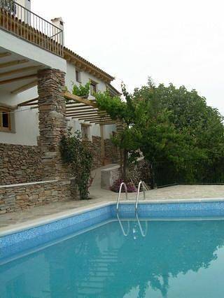 Casa rural para 4 personas, con piscina además de terraza y jardín, Se admiten mascotas en Laroya - 4