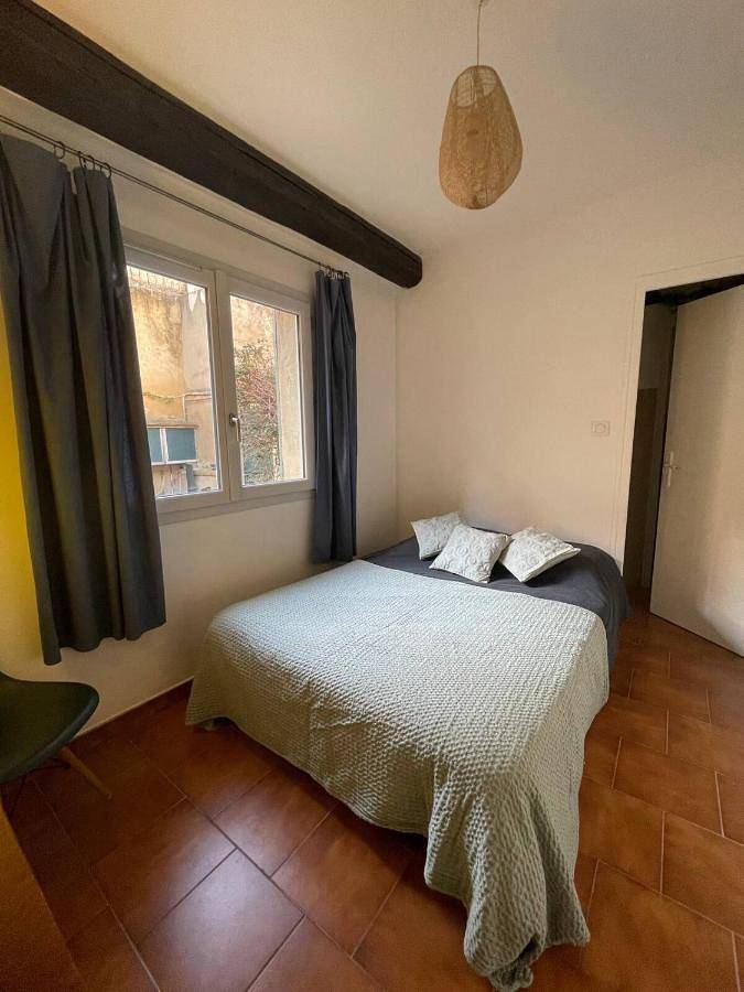 Family Room with Private Bathroom in Nîmes, Région de Nîmes