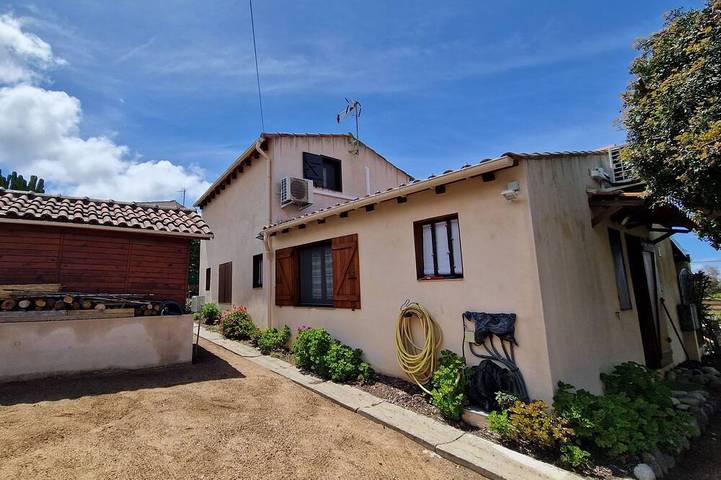 Location de vacances pour 8 personnes, avec terrasse et jardin dans Plage d'Agosta