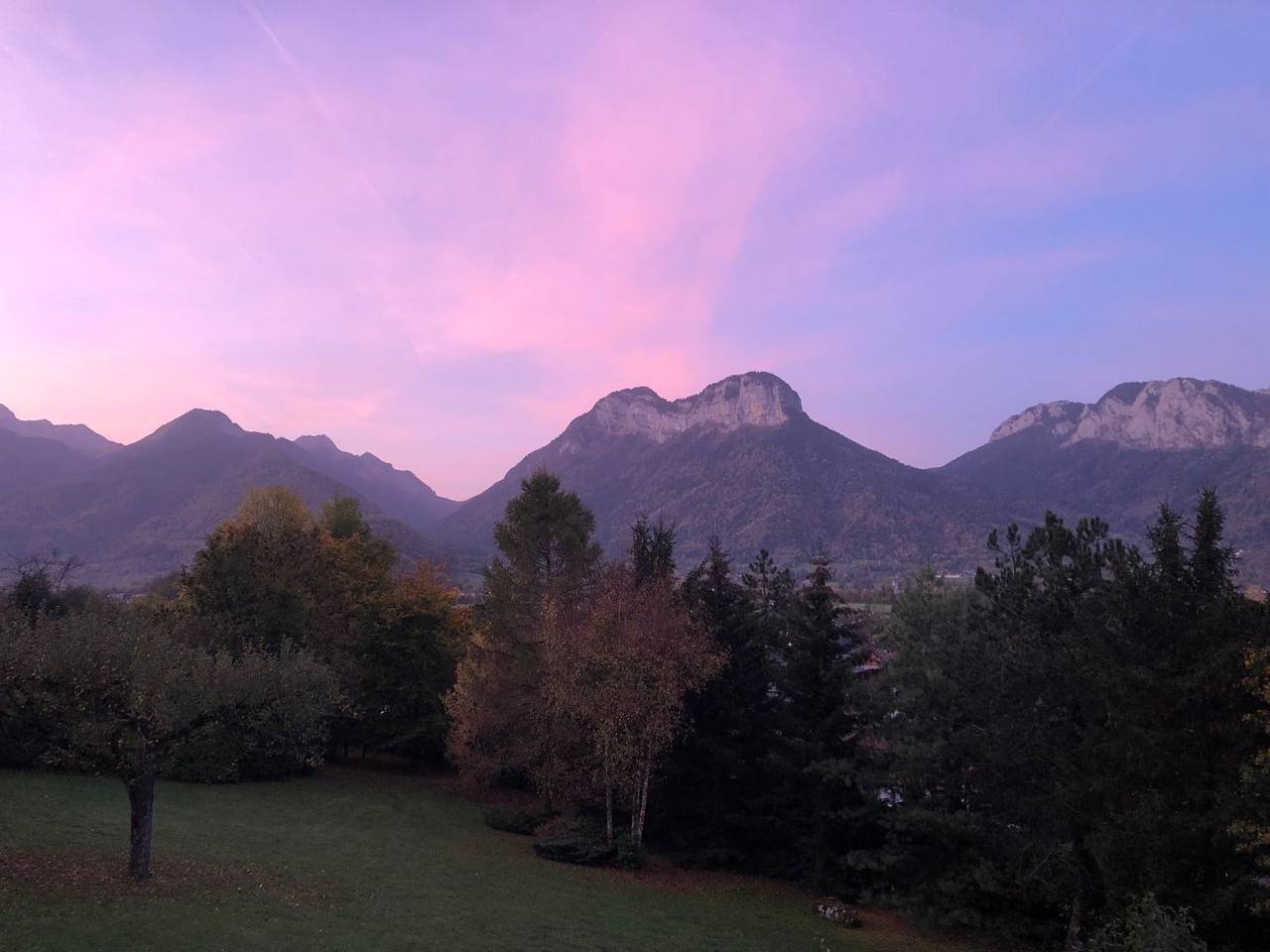 Villa Ginkgo, chambres d'hôtes, Bien-Être et vue lac - La chambre "Vue pommiers" in Doussard, Parc naturel régional du Massif des Bauges