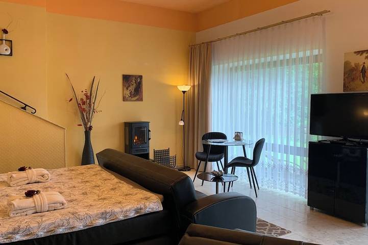 Ganze Wohnung, Villa Warzenburg, Fewo-1 mit Berg-Panorama-Blick und Terrasse. Urlaub mit Hund. in Friedrichroda, Rennsteig