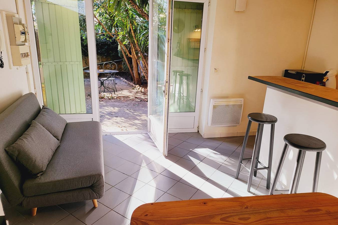 Estudio entero, Studio of 24m² with small patio in Aviñón, Vaucluse