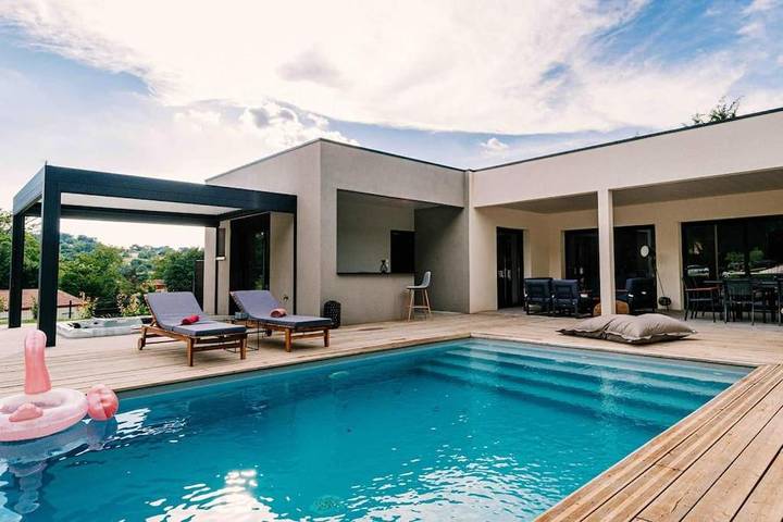 Villa pour 10 personnes, avec jardin et terrasse ainsi que jacuzzi et piscine
