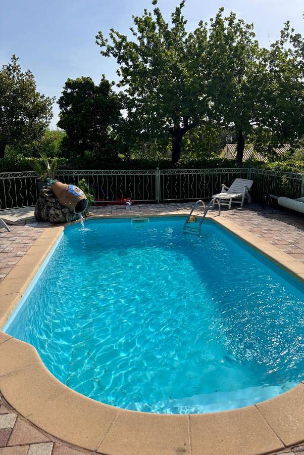 Gîte pour 2 personnes, avec piscine et jardin à Solliès-Ville - 4