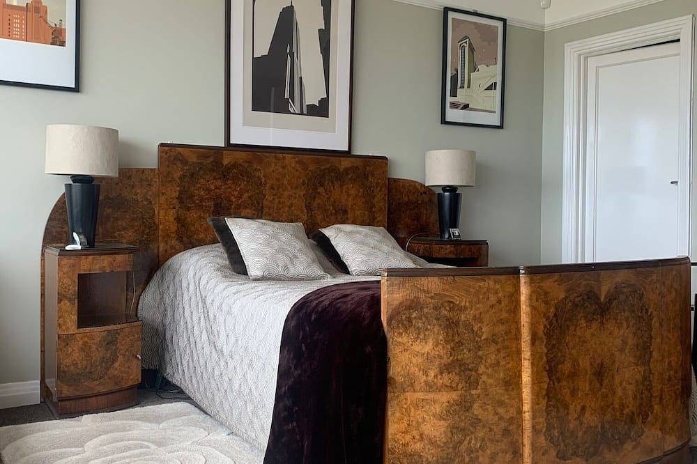 5 double bedroom Art Deco Villa by the sea with heated pool in Botany Bay, Kent