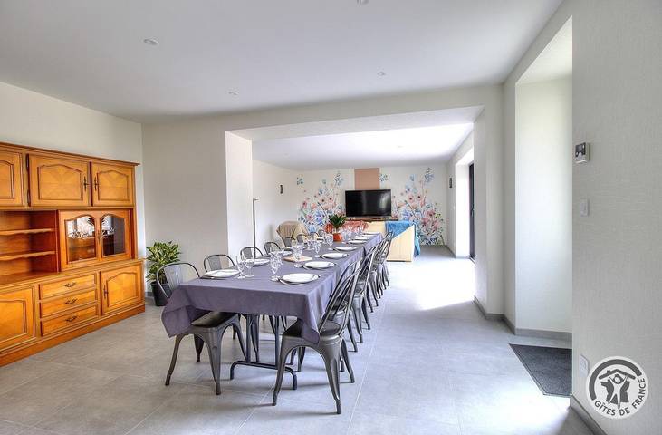 Gîte pour 15 personnes, avec terrasse et jardin à Chambost-Longessaigne - 3