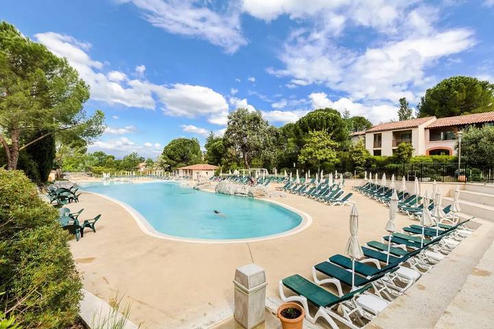 Location de vacances pour 5 personnes, avec terrasse ainsi que vue et piscine à Grospierres - 4