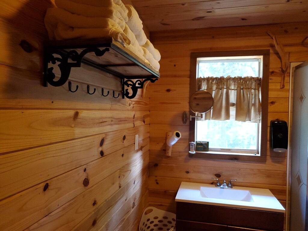 Abgeschiedene Baumhaushütte in Lake Texoma