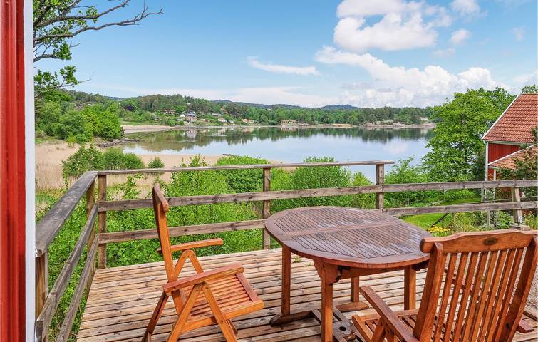 Feriehus for 4 personer, med Terrasse og Hage i tillegg til Sauna i Bohuslän