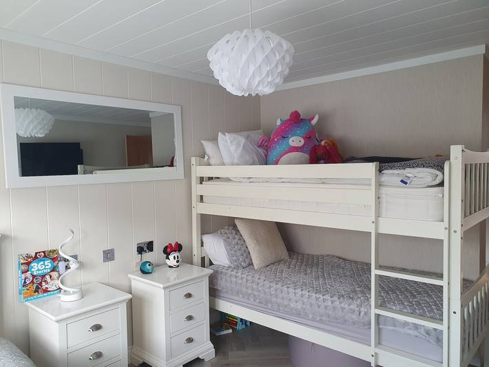 2-Bed Lodge, Sleeps 5 w/ Hot Tub & Lake View in Routh, Yorkshire del Este