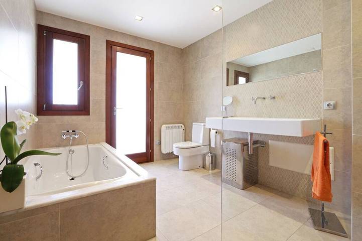 Spacious, high quality, terrace, pool, garden, family-friendly, central, Wifi in Ariany, Majorca Center