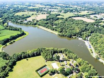 Location de vacances pour 2 personnes, avec jardin ainsi que terrasse et piscine à Pluherlin