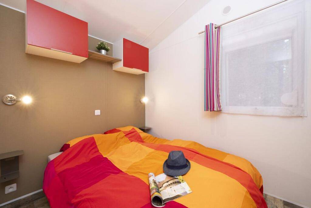 Camping Ushuaïa Villages Au Bois Joli in Andryes, Région d'Auxerre