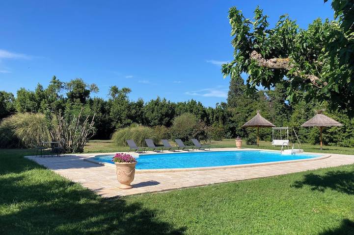 Gîte pour 5 personnes, avec Terrasse ainsi que Jardin et Piscine