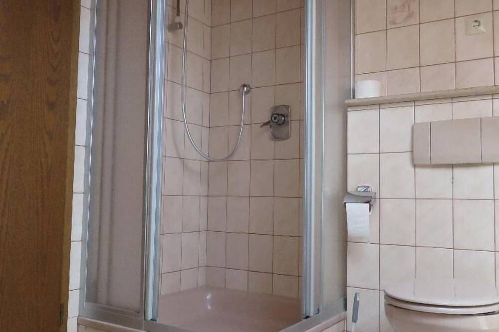 Ganze Wohnung, Gemütliche Ferienwohnung (70qm) mit Parkplatz und Supermarkt vor Ort in Igersheim, Stuttgart Region