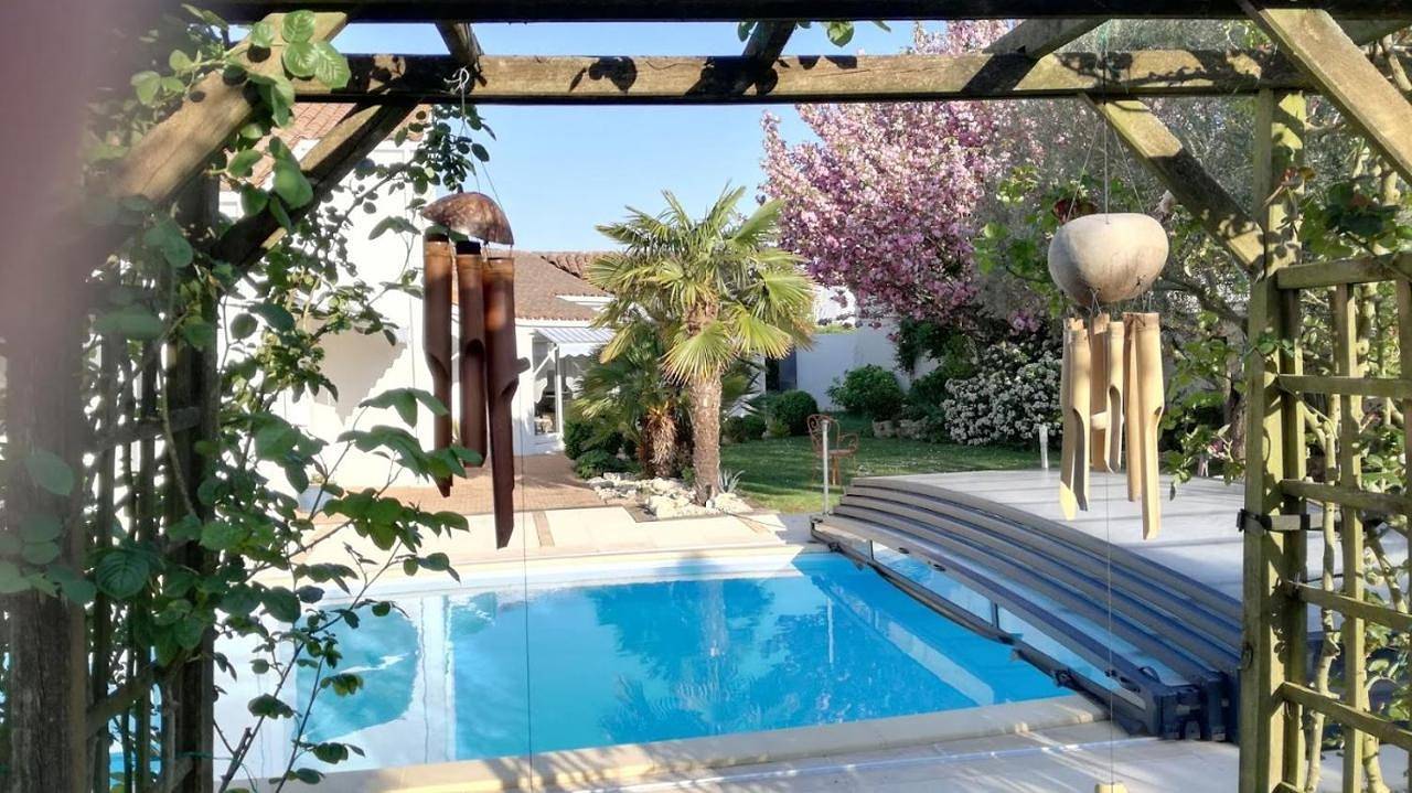 Double Room with Pool View in Lagord, Région de La Rochelle