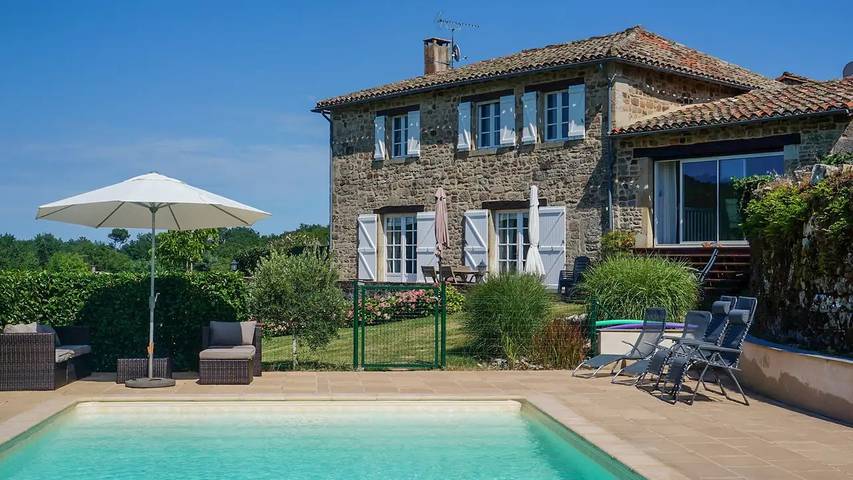 Location de vacances pour 16 personnes, avec jardin et piscine, animaux acceptés à Saint-Beauzile