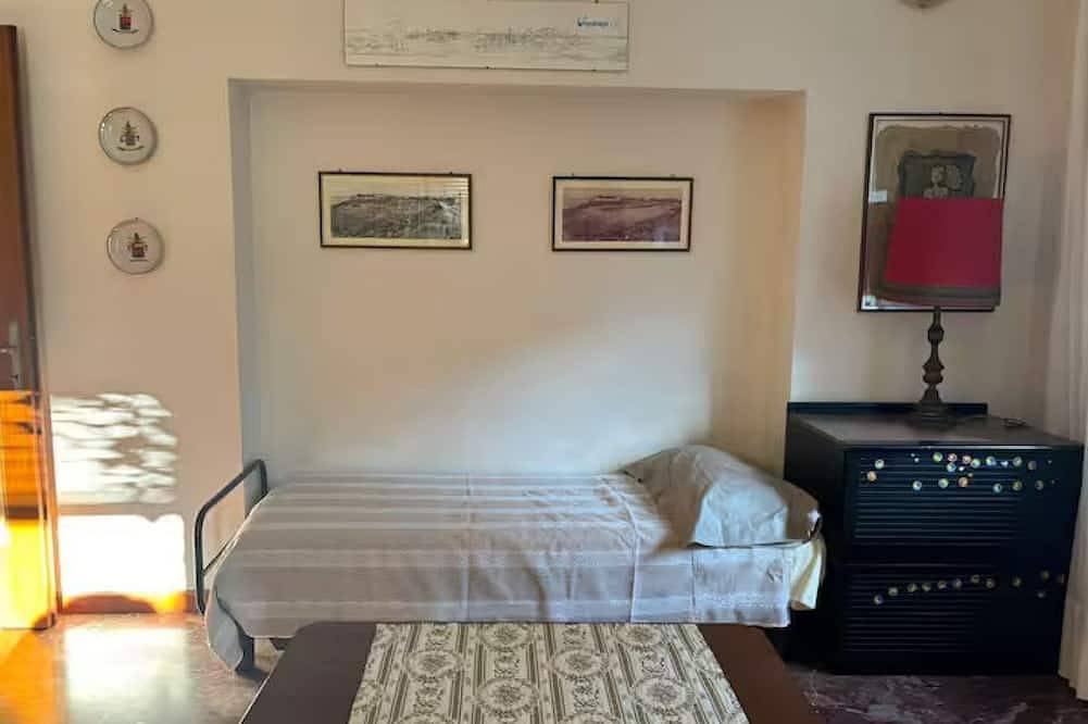 Ganze Wohnung, Apartment with terrace at Lido, near sea and vaporetto in Lido di Venezia, Venedig