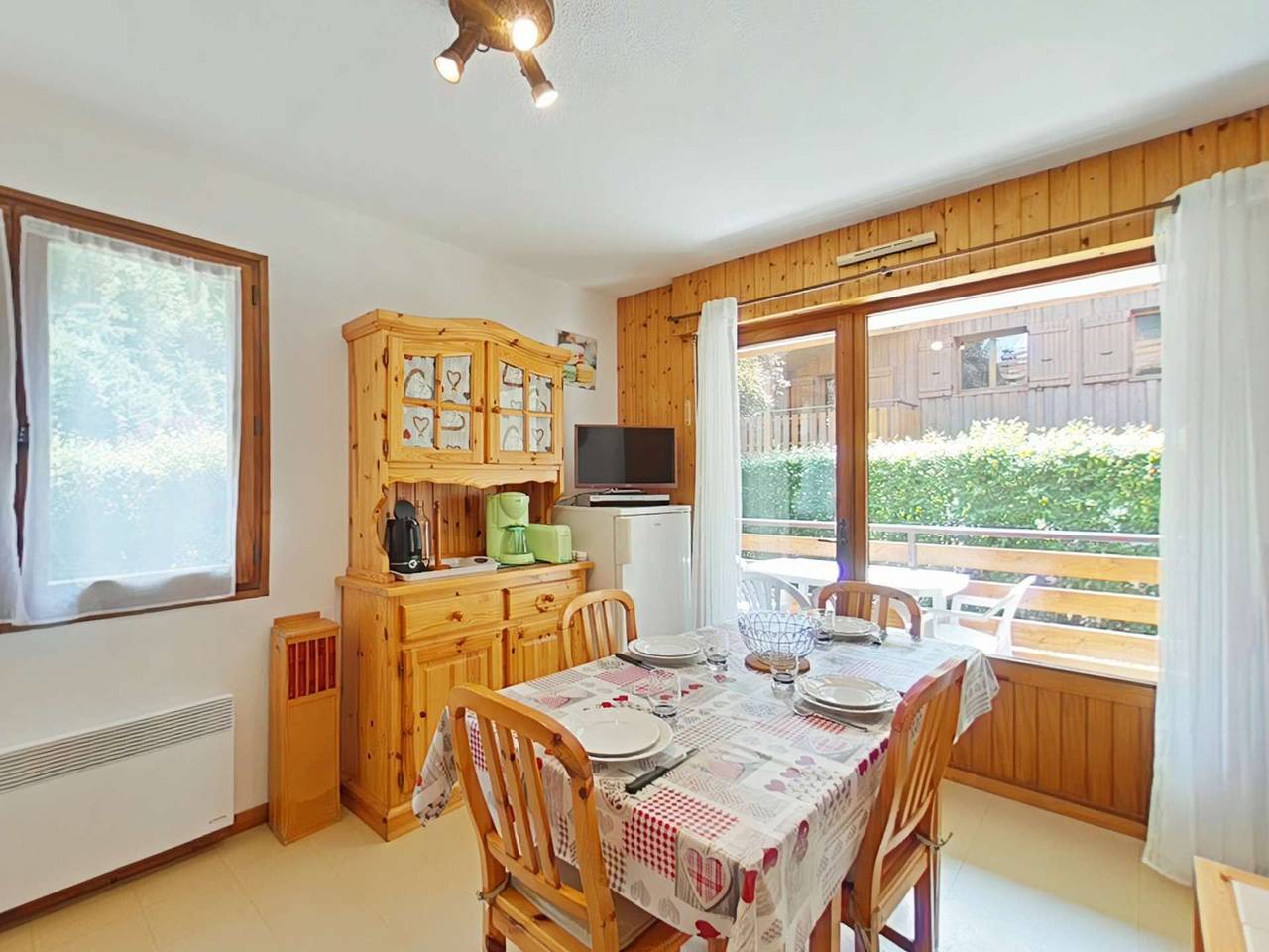 Entire apartment, 2-Room + Cabin Apartment - Near Ice Rink & Ski Trails, Balcony, Parking in Le Grand-Bornand, Annecy region