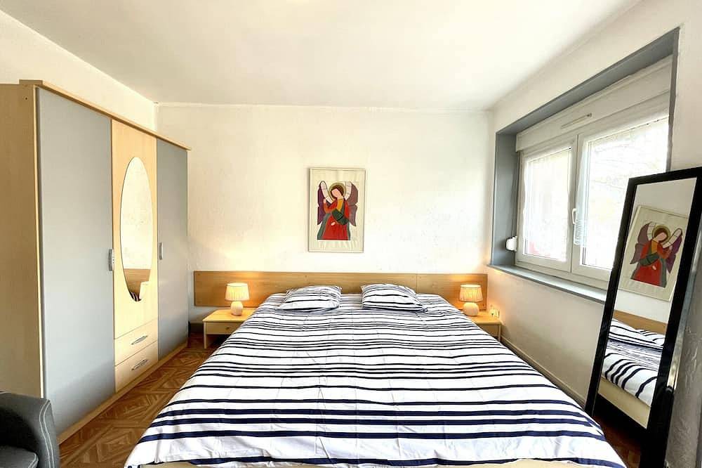 Entire apartment, Rose: Pleasant apartment 300 metres from the Bains les Bains thermal baths in La Vôge-les-Bains, Épinal region