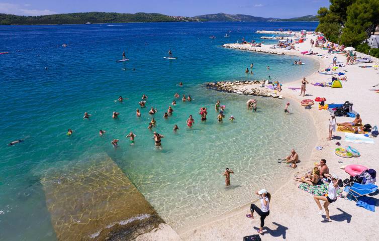 Mobil-home en bord de mer avec terrasse, cuisine et Wi-Fi - À 2 km de la plage in Okrug Gornji, Čiovo