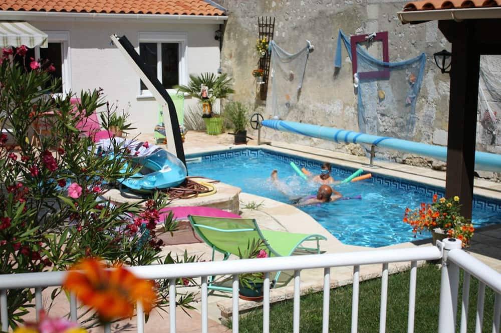 Gîte laccalmie17 alquiler de vacaciones de 2 estrellas con piscina a 2 km del centro in Saintes, Saintes region