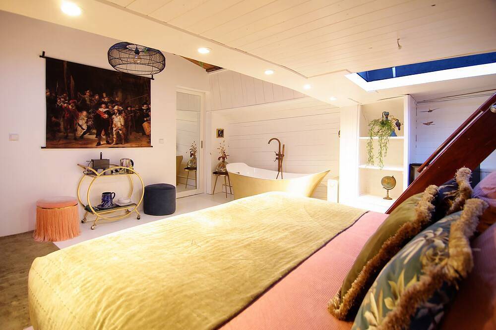 Unique Peaceful Houseboat next to the city center in Amsterdam West, Dutch Coast
