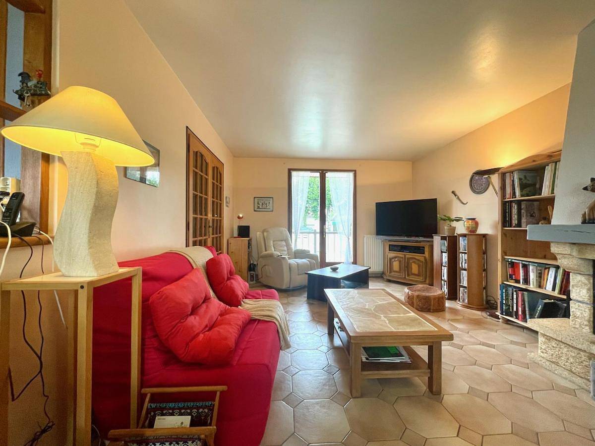 Three-Bedroom House in Breuillet (Essonne), Essonne
