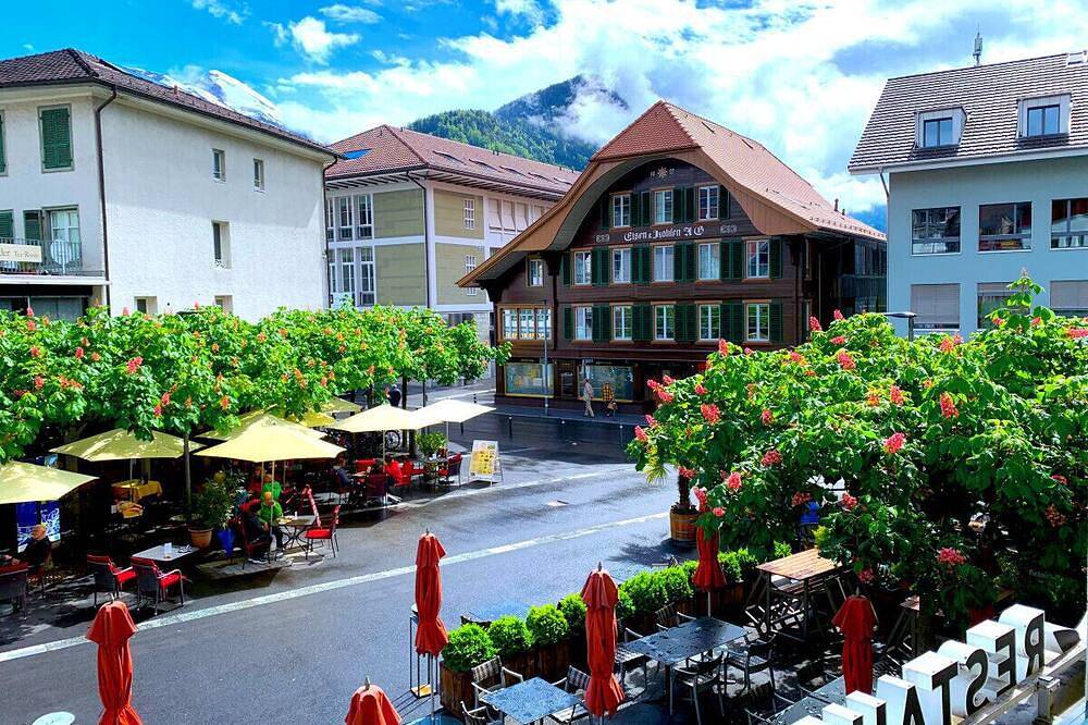 Geheel appartement, Swisshut Modern 10min Interlaken West Station - Apart. Blume 1 in Interlaken, Meer van Thun