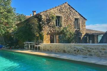Gîte pour 6 personnes, avec terrasse et jardin ainsi que piscine et sauna à Lussan