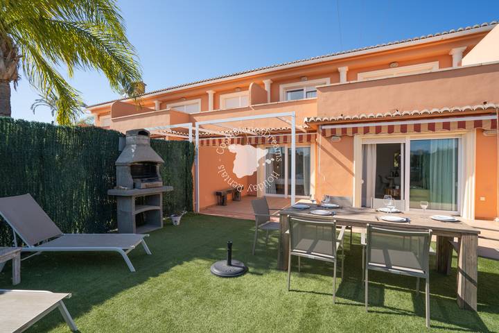 Bungalow para 6 personas, con balcón además de piscina y jardín en la Costa Blanca