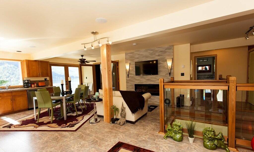 Ganze Wohnung, Cali Suite ~ Ein eleganter Rückzugsort mit Blick auf den wunderschönen Kootenay Lake. in Whitewater Ski Resort