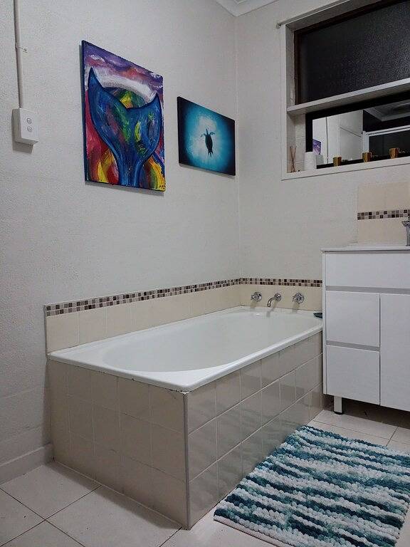 Small town charm, close to shops, beaches of your choosing and wineries. in Melbourne, Mornington Peninsula