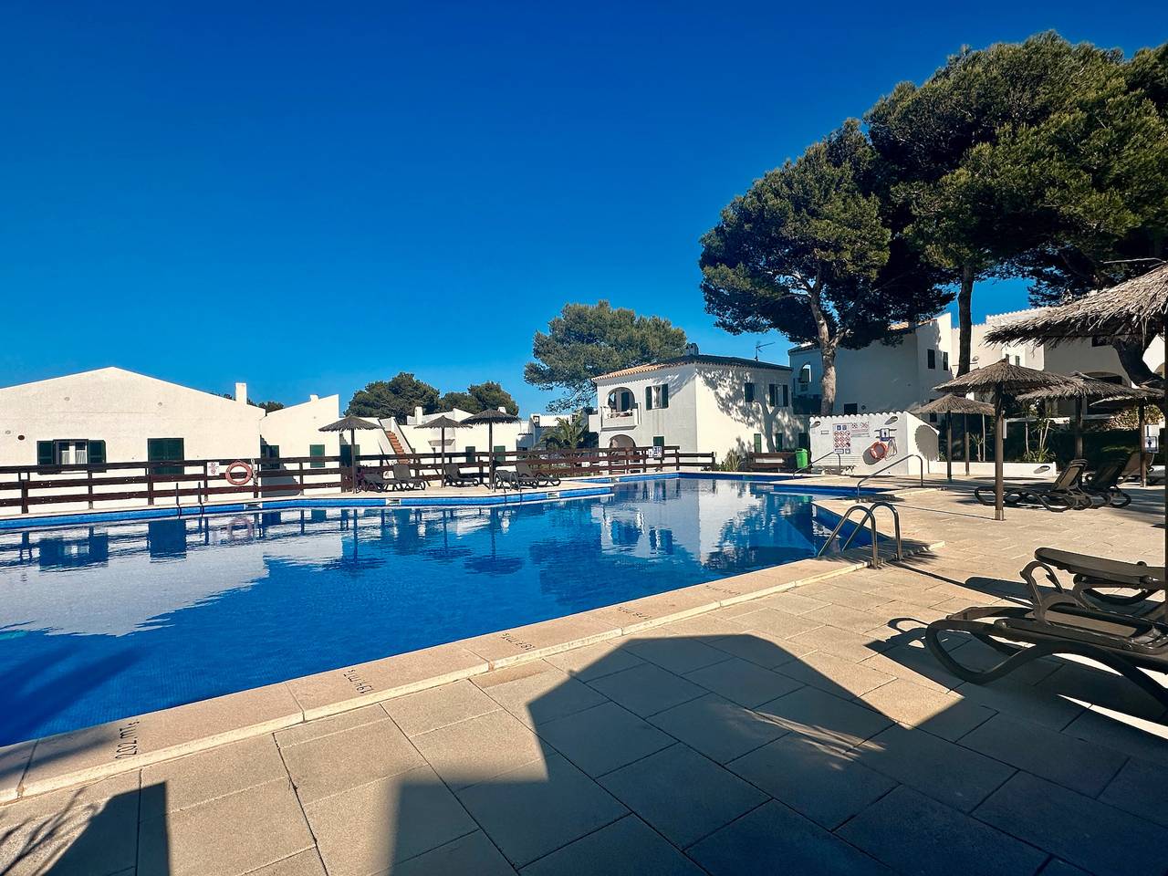 Ganze Wohnung, Apartment 'Addaia' mit Bergblick, Gemeinschaftspool und Wlan in Port d'Addaia, Es Mercadal