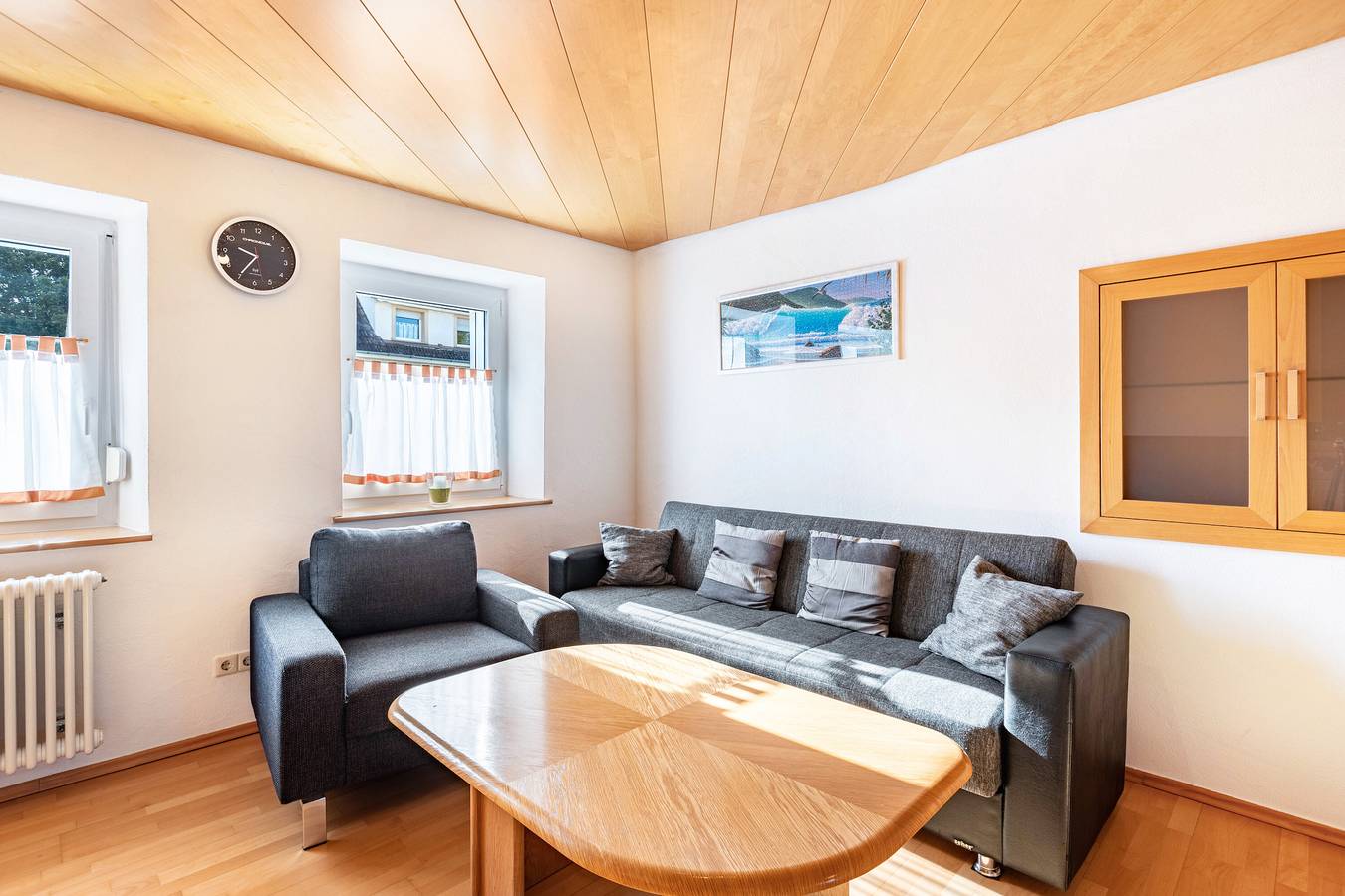 Apartamento inteiro, Apartamento 'Hewenpanorama' com vista para a montanha, terraço privado e acesso Wi-Fi in Engen, Hegau