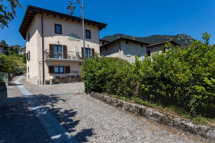 Entire apartment, Apartment 'Appartamento Ginevra' with Shared Garden, Balcony and Wi-Fi in Vesio, Tremosine